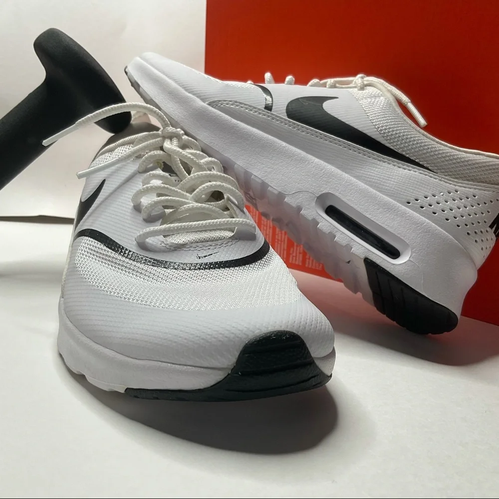 #40 NWT WHITE AND BLACK SHOES SIZE 7.5 - Picture 3 of 7